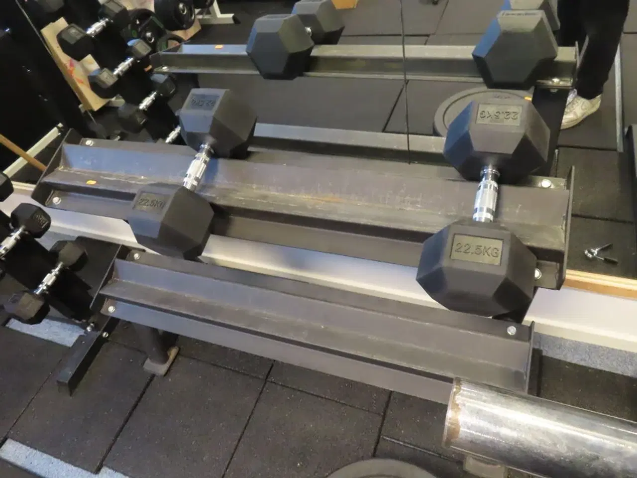 Billede 2 - Parti håndvægte, inkl. Reol til opmaksinering