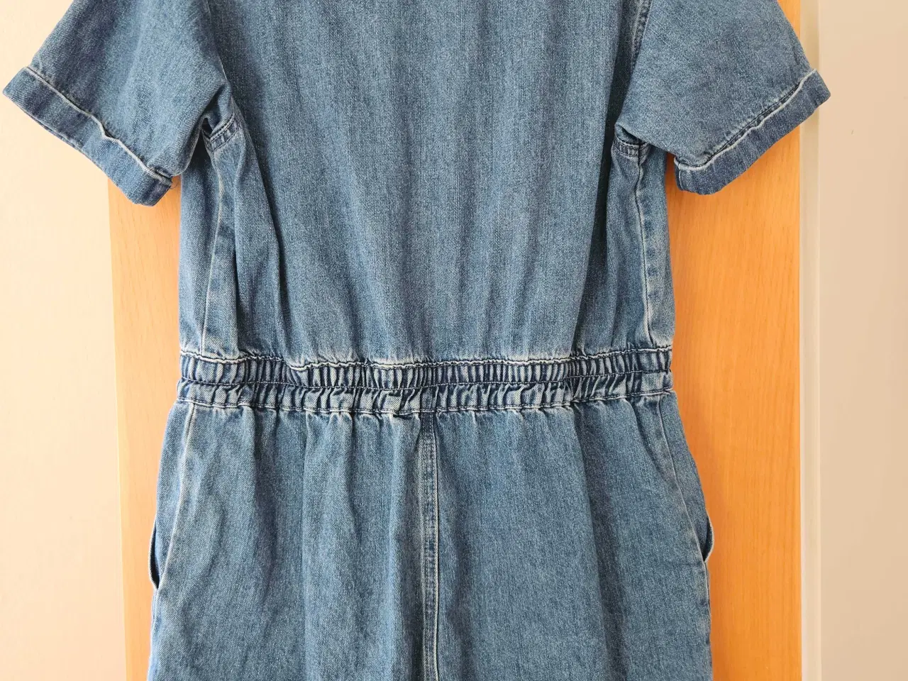 Billede 2 - DENIM BUKSEDRAGT 