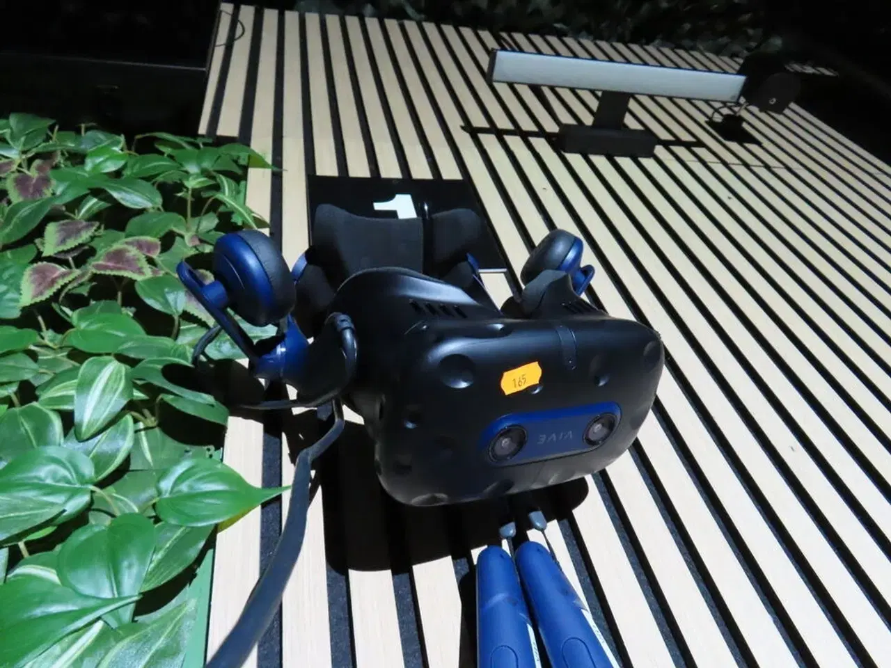Billede 2 - VR sæt, 43"  monitor, VR Headset, HTC VIVE PRO EYE HMD, 2 stk. HTC Controller