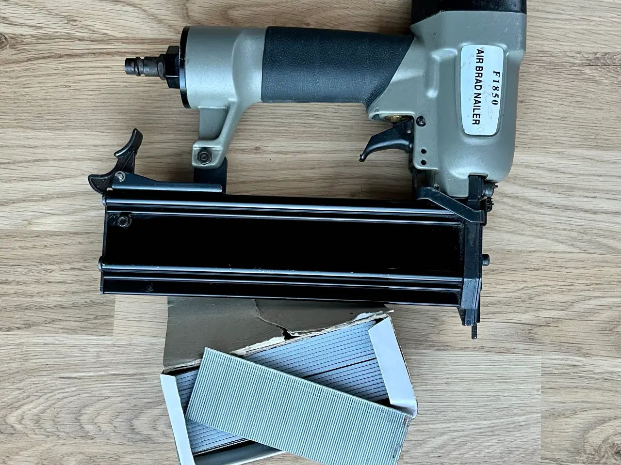 Billede 1 - Sømpistol inkl. en kasse søm