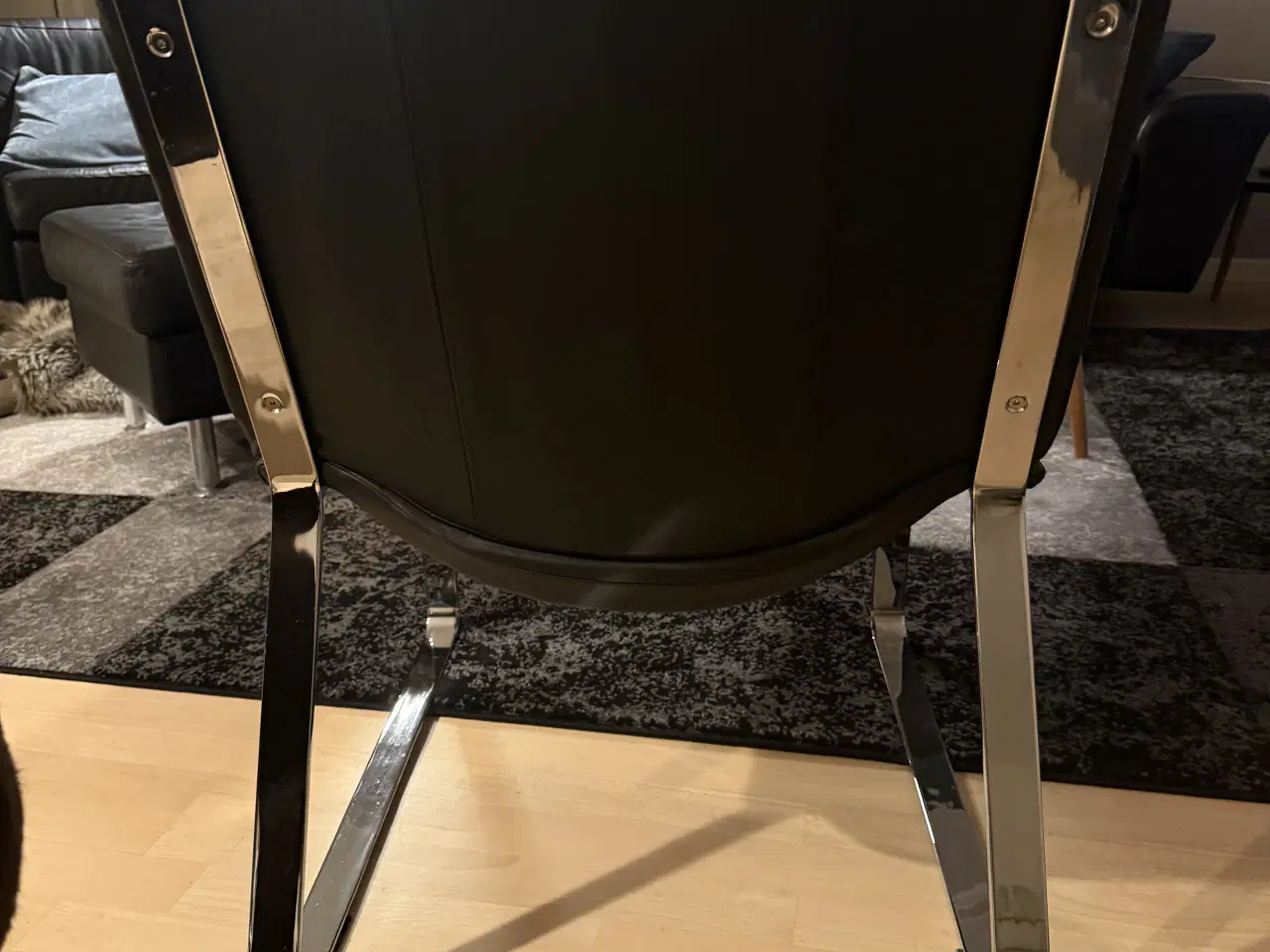 Billede 3 - Enkel stol i sort læder