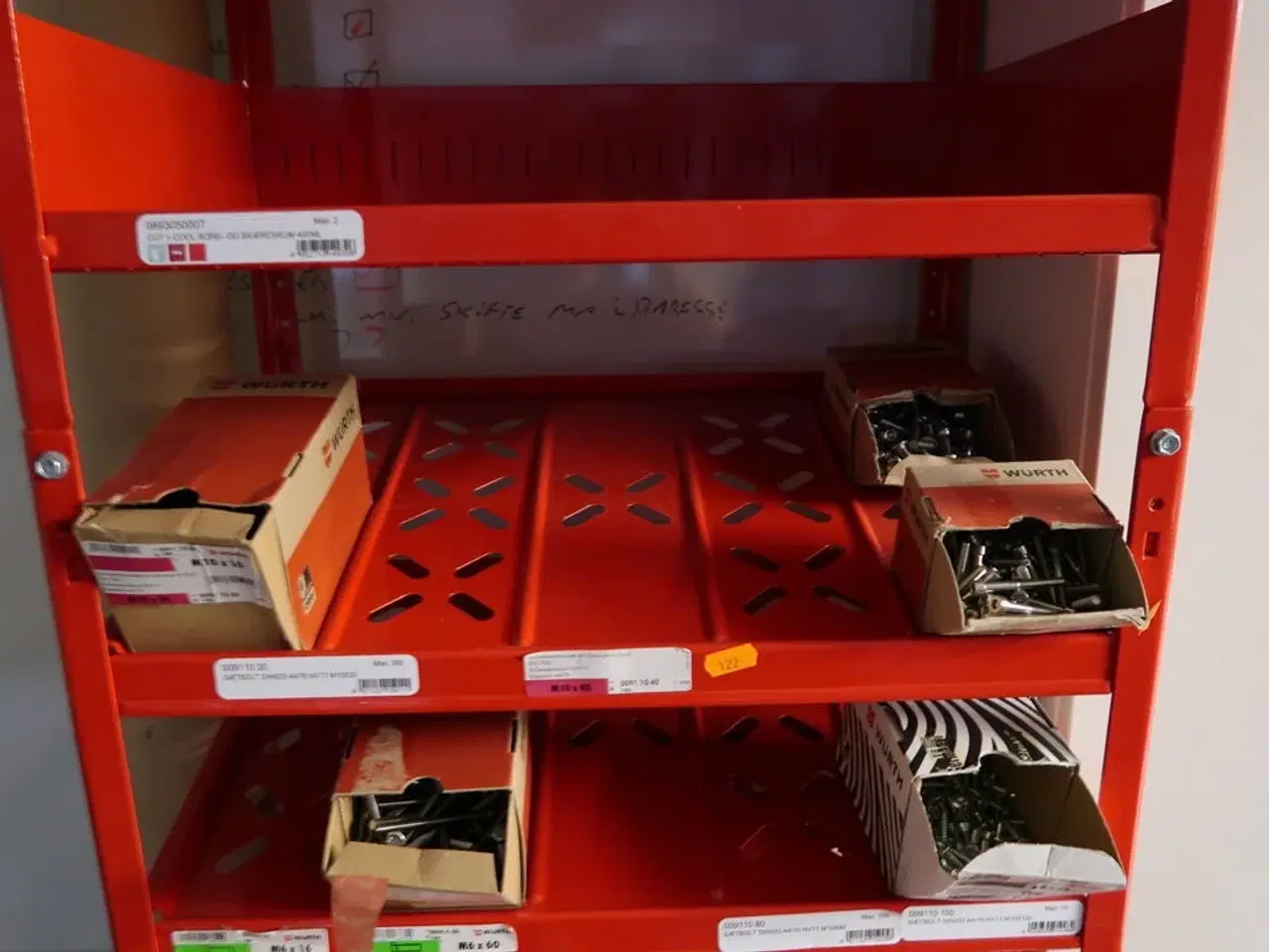 Billede 2 - Reol med div. Skruer m.m.