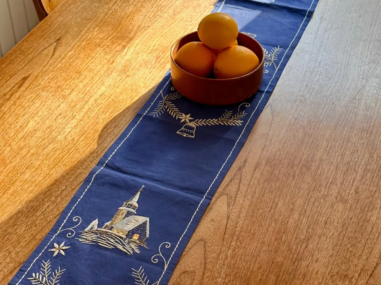 Billede 1 - Håndbroderet bordløber, blå m kirke, 120 x 21 cm