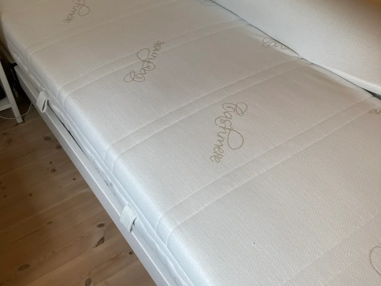 Billede 3 - Dobbeltseng med elevation, madrasser og topmadrrss