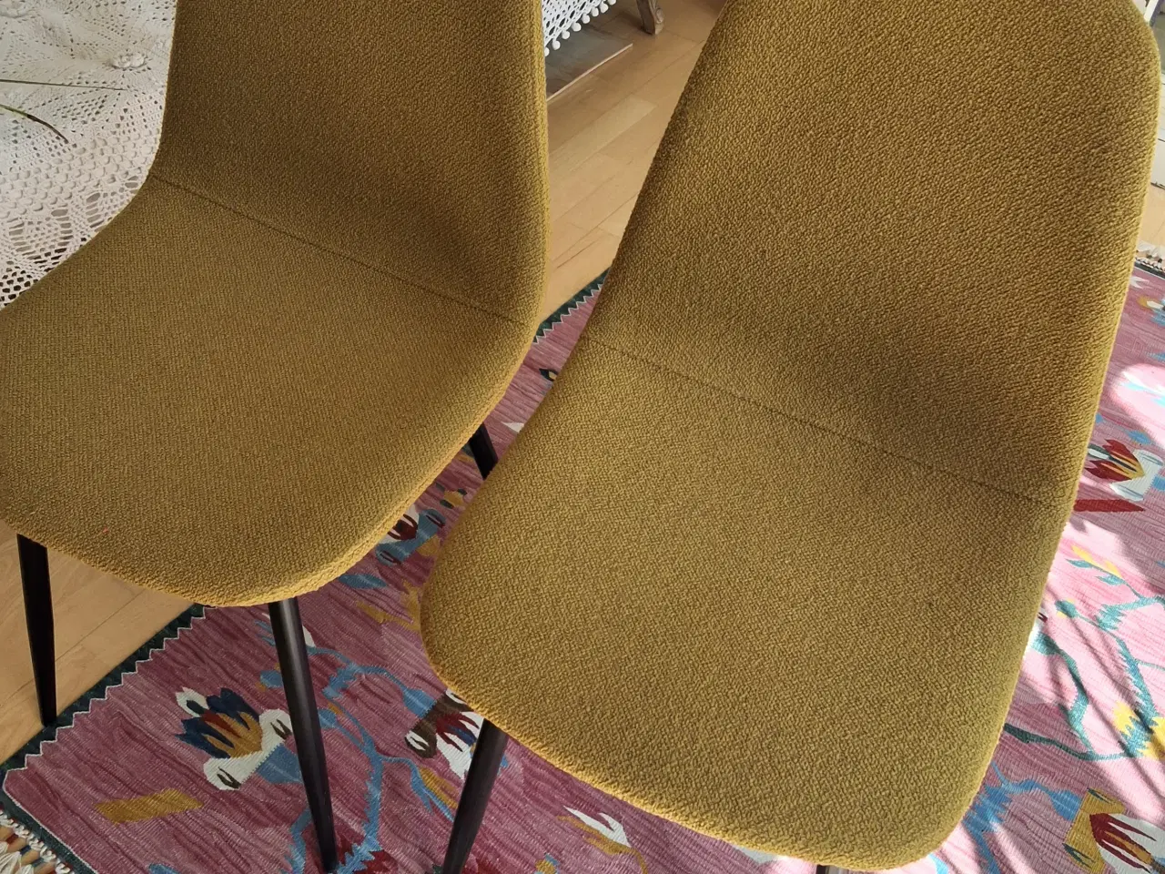 Billede 2 - 4 Elegante ILVA spisebordsstole i karrygul bouclé
