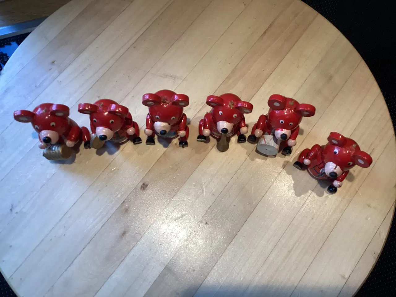 Billede 2 - 6 små ældre  jule bamser/orkester i træ