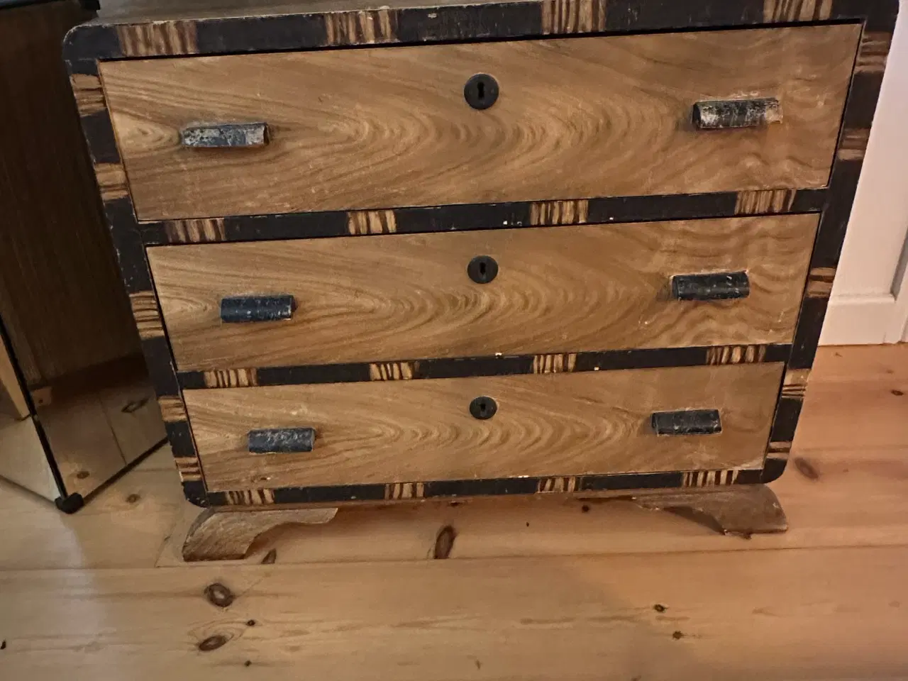 Billede 1 - Art Deco kommode, 1940erne i massiv træ og finér