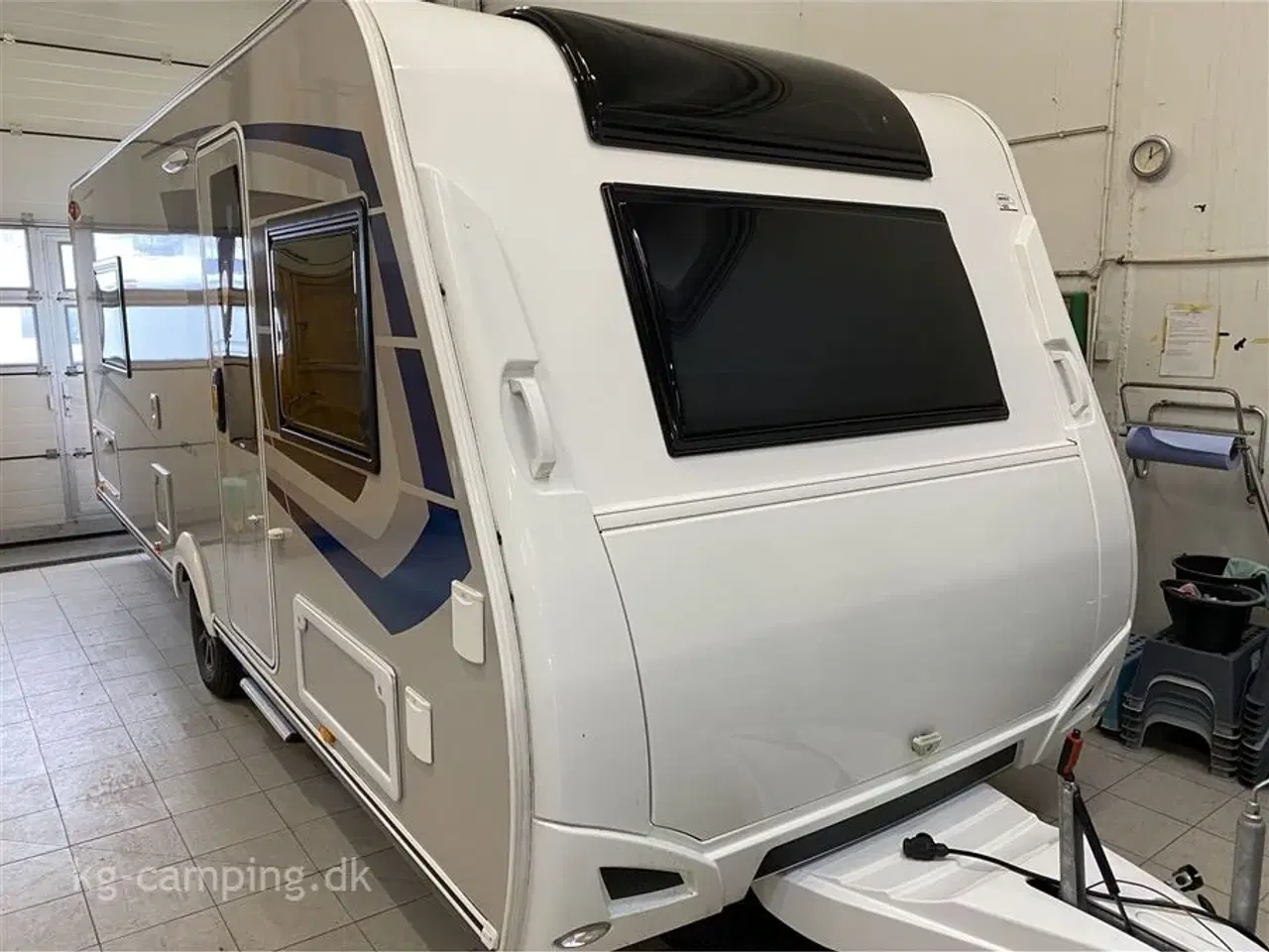 Billede 1 - 2022 - Caravelair Artica 540 PACK VIP   Super velholdt vogn med kompressor køleskab - fritstående seng - Truma Combi 6E