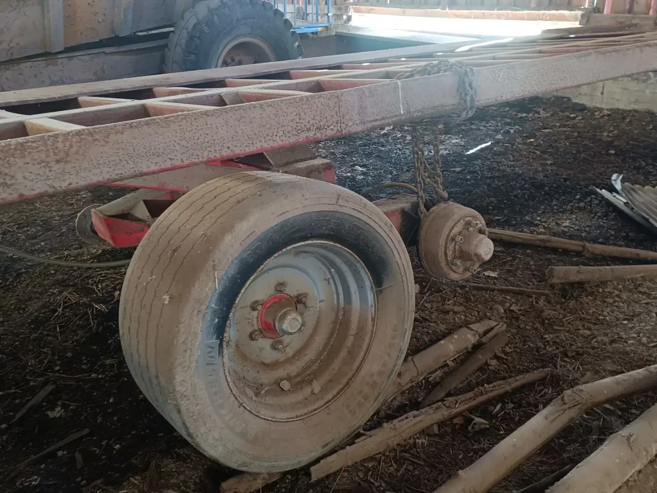 Billede 2 - - - - Halmvogn, 13 m, med boogie, mangler 2 hjul