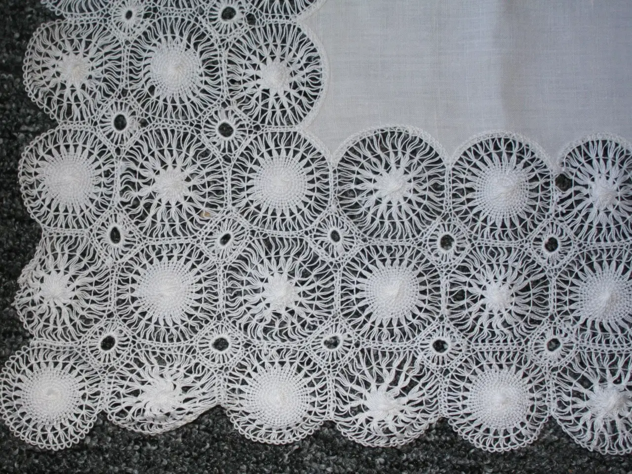 Billede 6 - Dug med gimpede blonder, 130 x 105 cm 