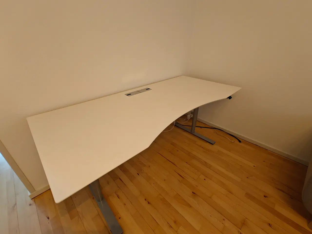 Billede 2 - Hvidt hæve-sænke skrivebord + Skuffeelement