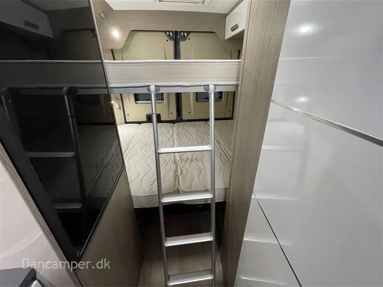 Billede 15 - 2023 - Chausson ROAD LINE V594 VIP MAX   UNDER KLARGØRING! Super spændende, kort van med to dobbeltsenge på tværs i køjesystem. 2,2, L motor , 140 HK, solcelle og markise m.m.