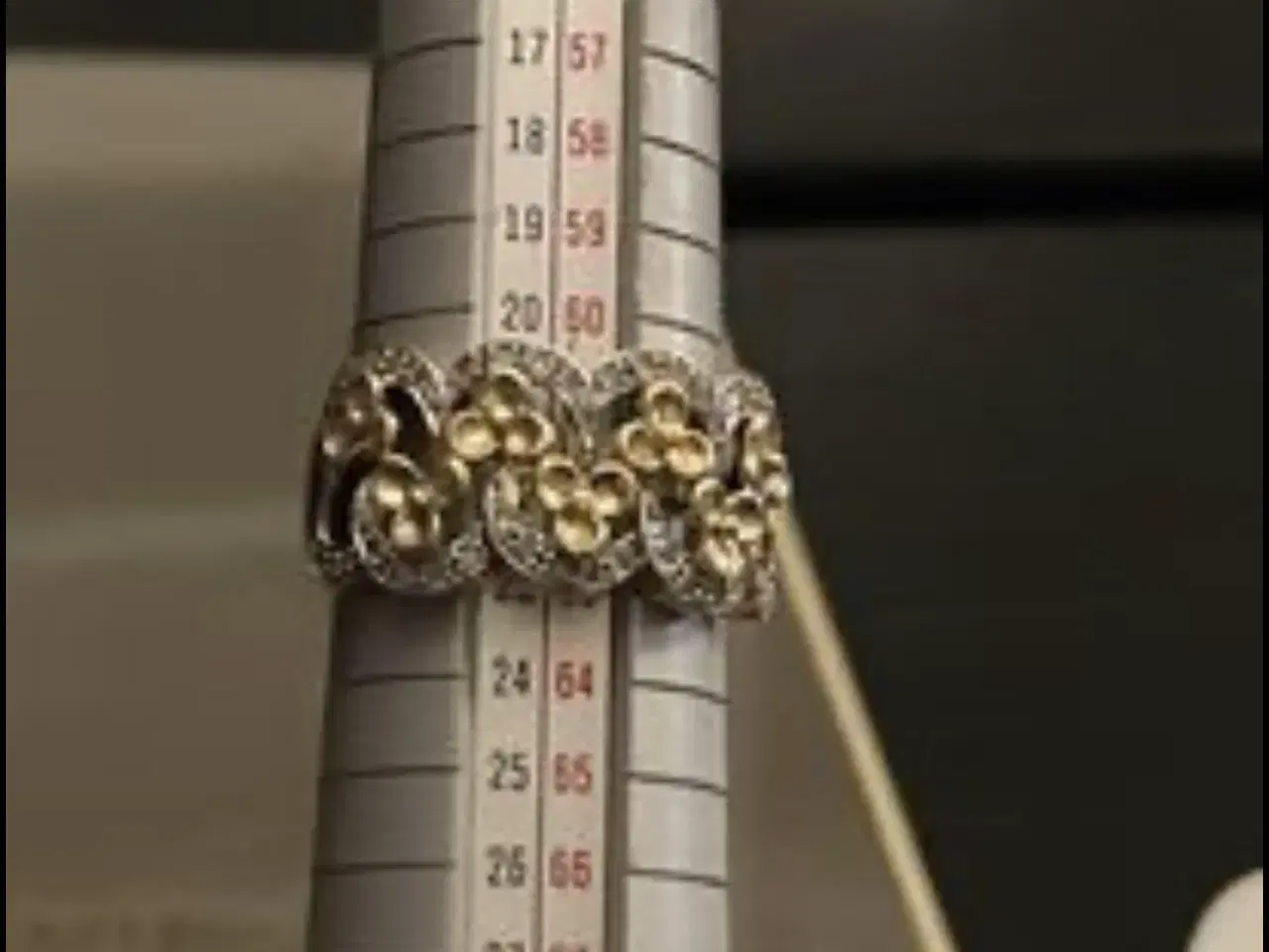 Billede 1 - Stor blomster ring i 14kt guld m. diamanter 