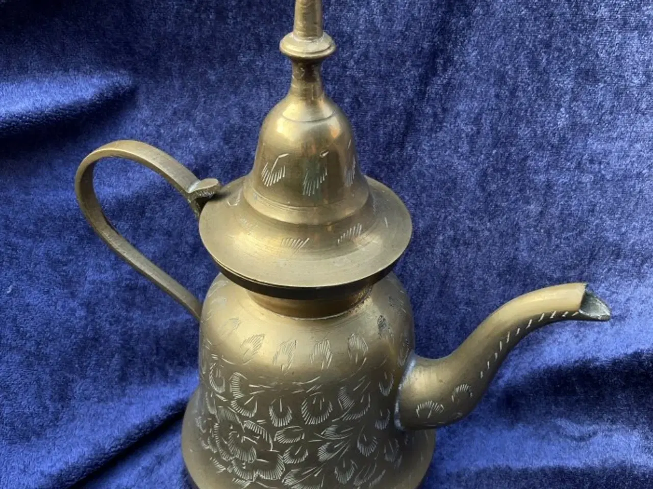 Billede 2 - Messingkande med fine ciseleringer