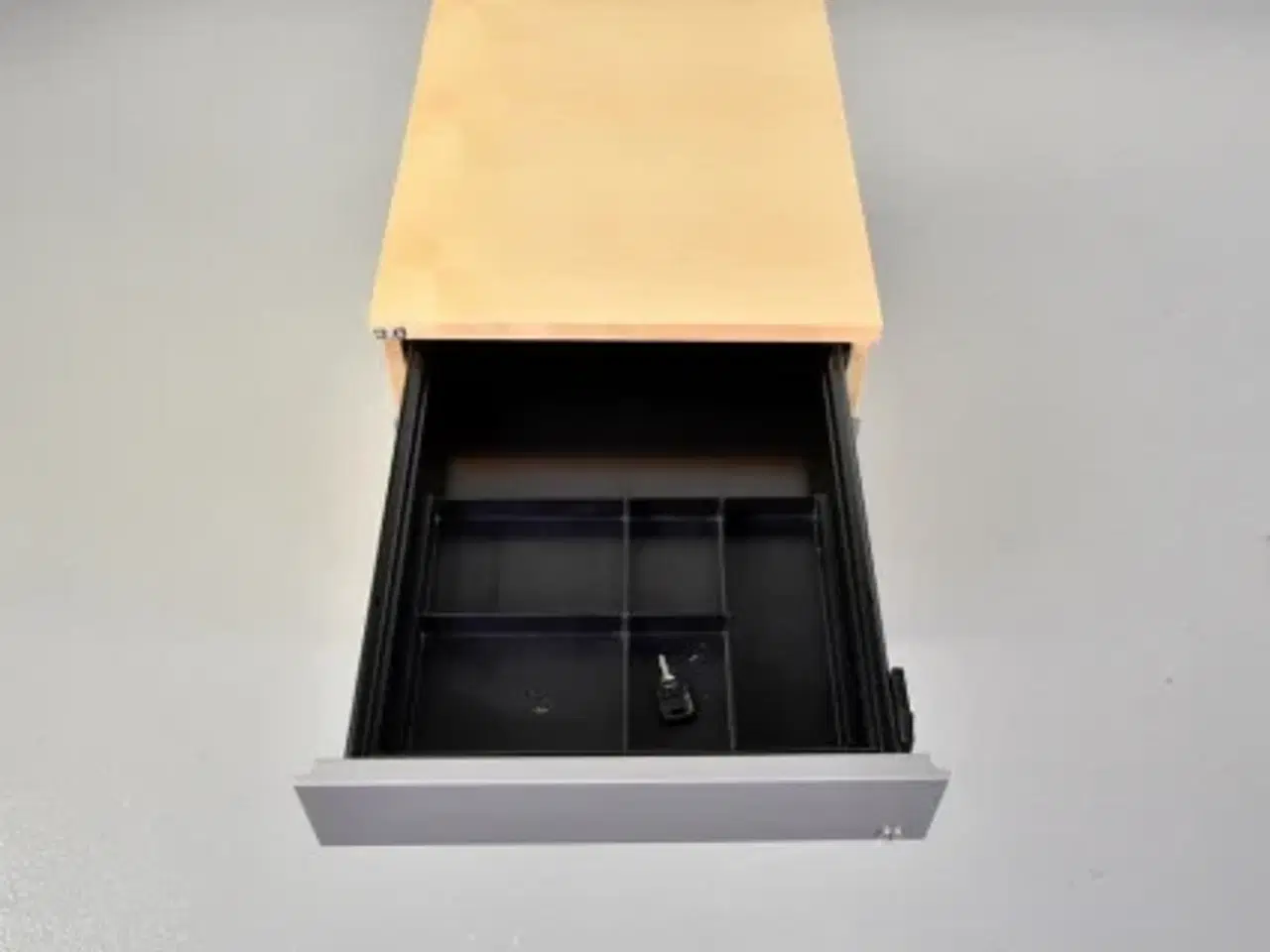Billede 2 - Efg skuffekassette i ahorn med 3 grå skuffer og nøgler