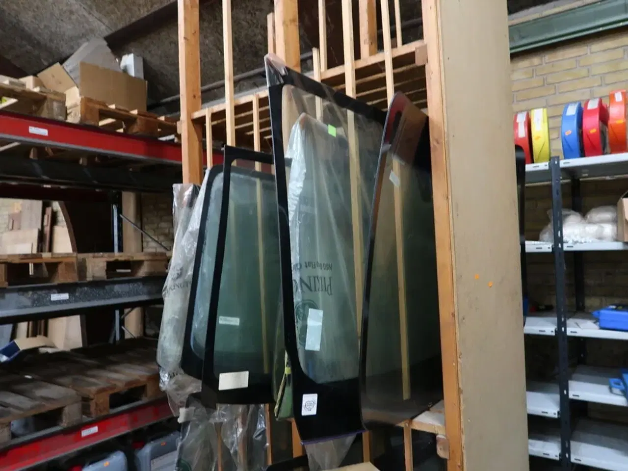 Billede 2 - Glasreol med indhold