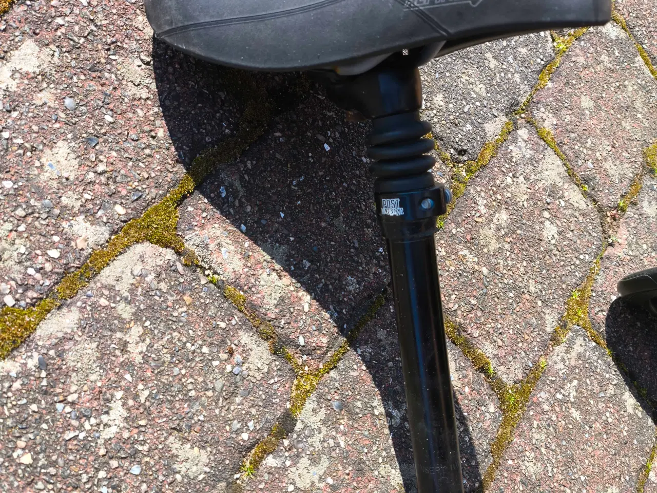 Billede 2 - Alpine Gel sadel med en affjedret sadelpind