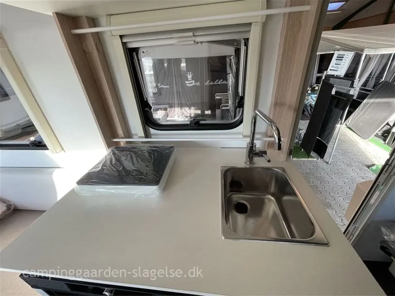 Billede 6 - 2026 - Adria Aviva Lite 360 DK   Let, El-bilvenlig og Perfekt til Sommer – Adria Aviva Lite 360 DK Køjevogn