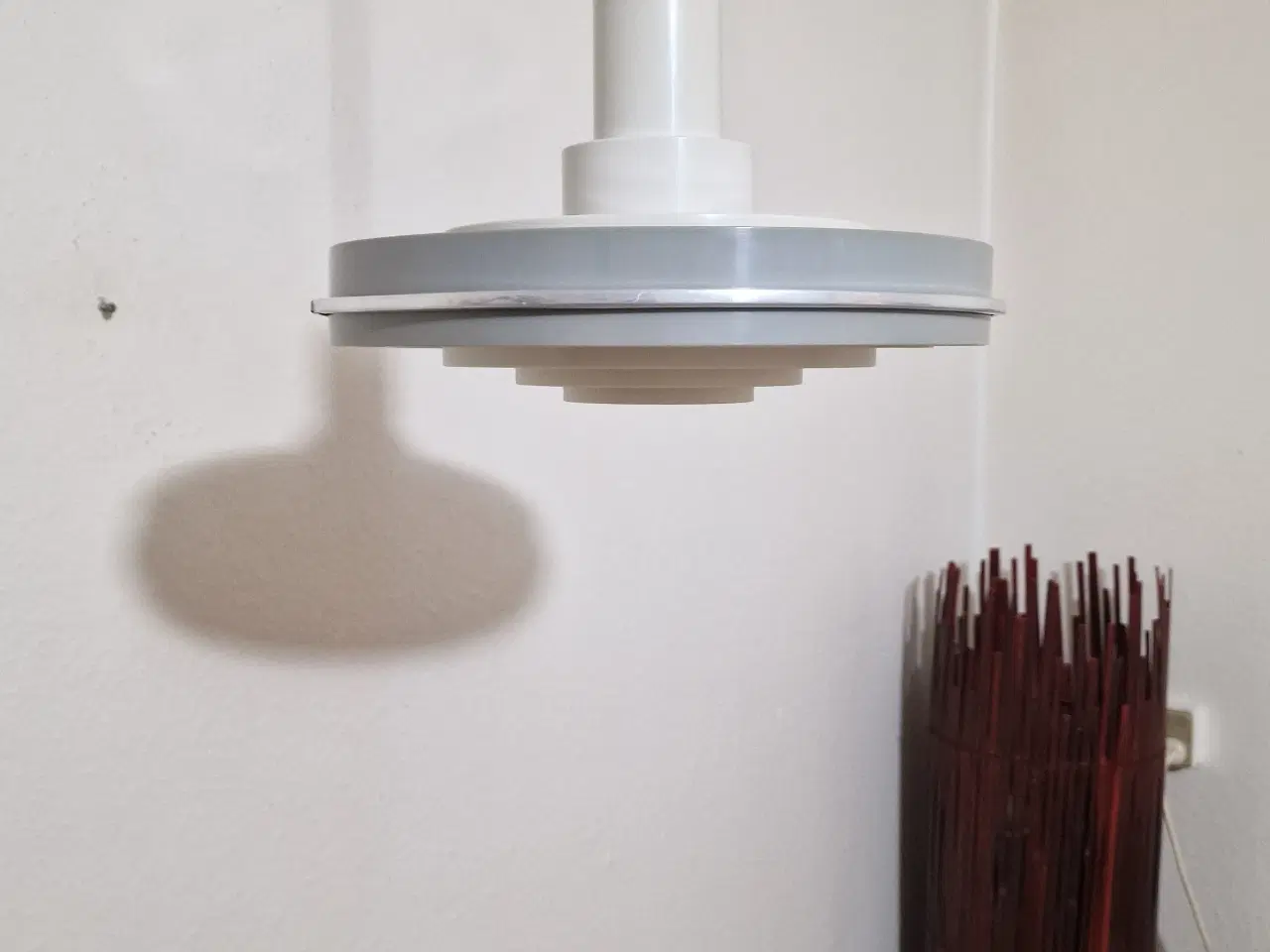 Billede 3 - Fed Space-Age pendel i plast fra 1970'erne.