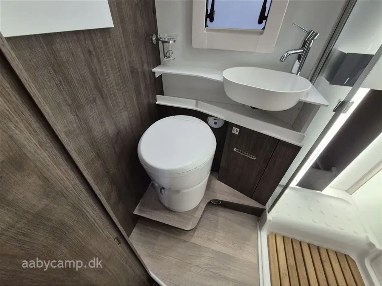 Billede 17 - 2023 - Benimar Amphitryon 983   Solceller. 2x Batterier. 2000w inverter. markise. A/C i bo-del. helårsdæk. undervognsbehandling. helårsdæk. Elektrisk indgangstrin. kun 16000 km!!!