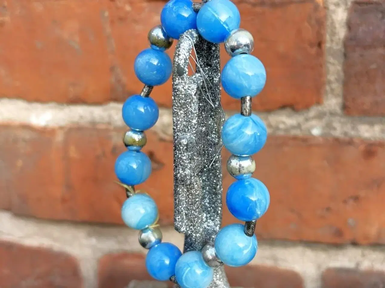 Billede 2 - Elastisk armbånd med blå og sølvfarvede perler