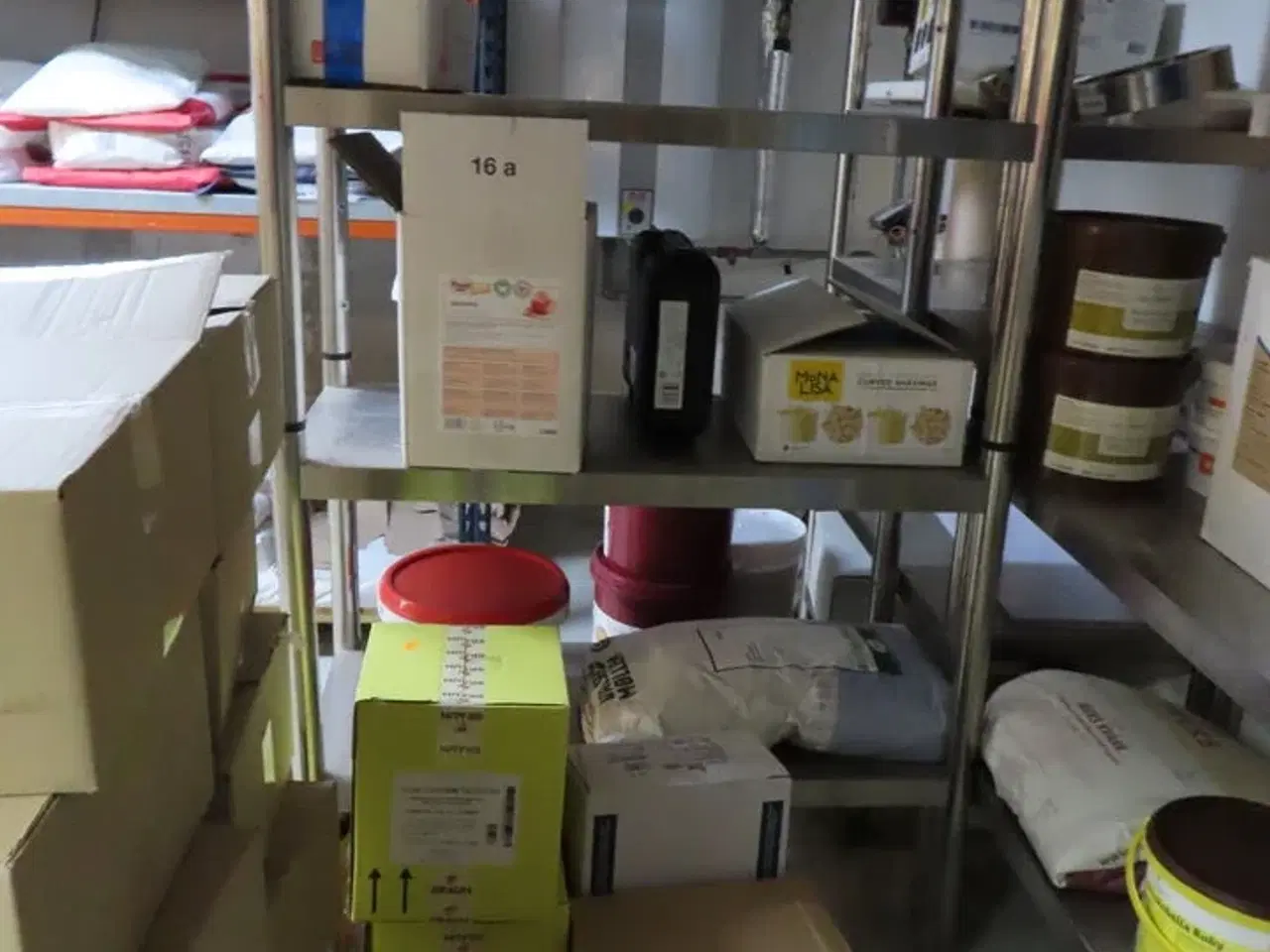 Billede 8 - Div. reoler med indhold