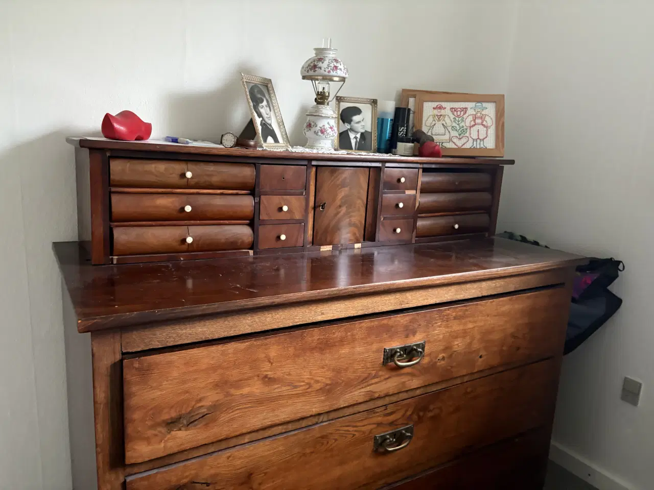 Billede 3 - Chartol med skuffer, skriveplade og mange små rum