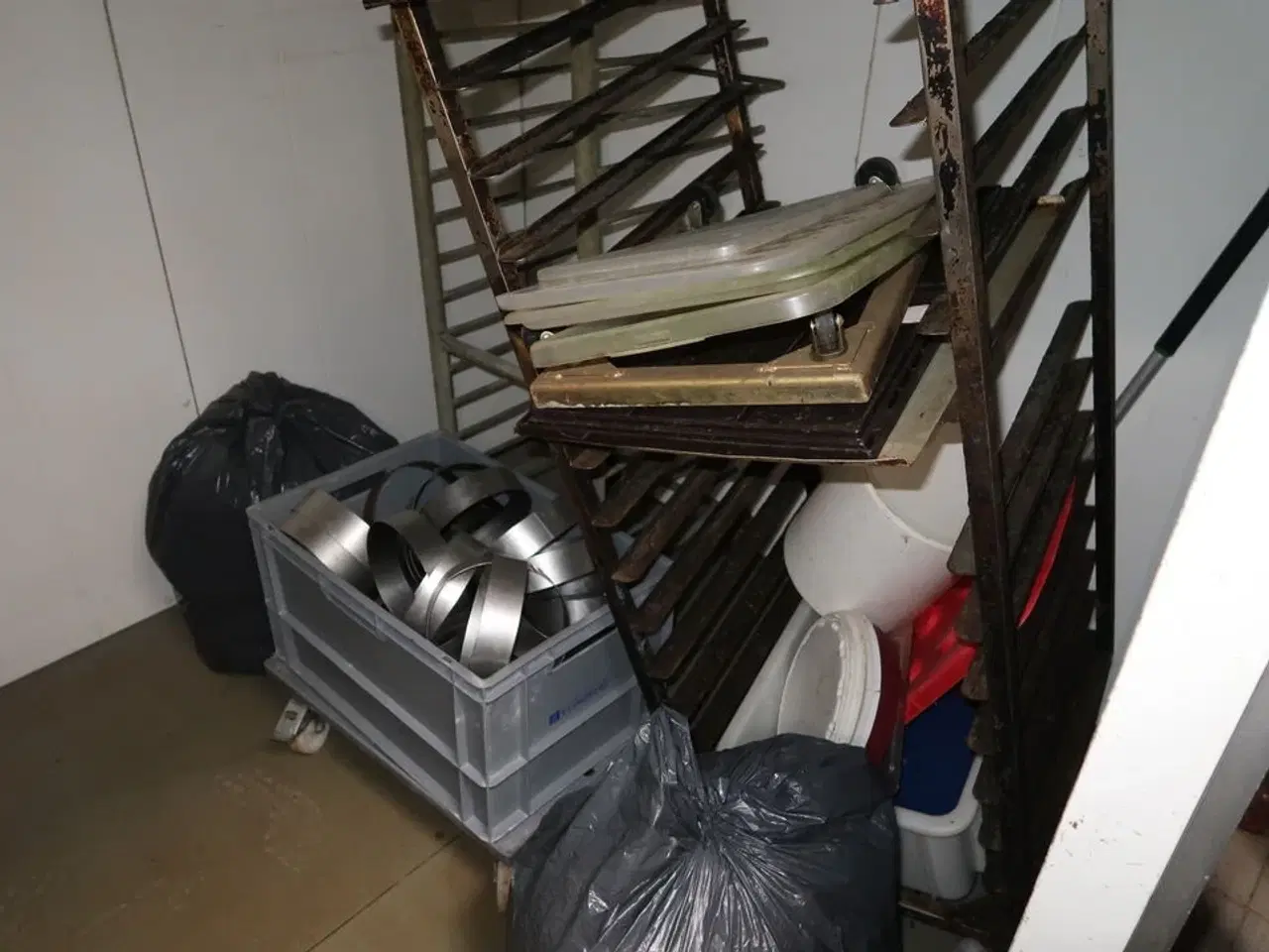 Billede 4 - Skilt, 2 stk. stikvogne med indhold m.m.