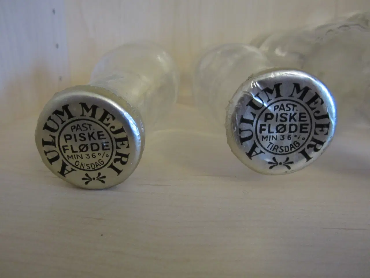 Billede 4 - Gamle mælkeflasker med kapsler