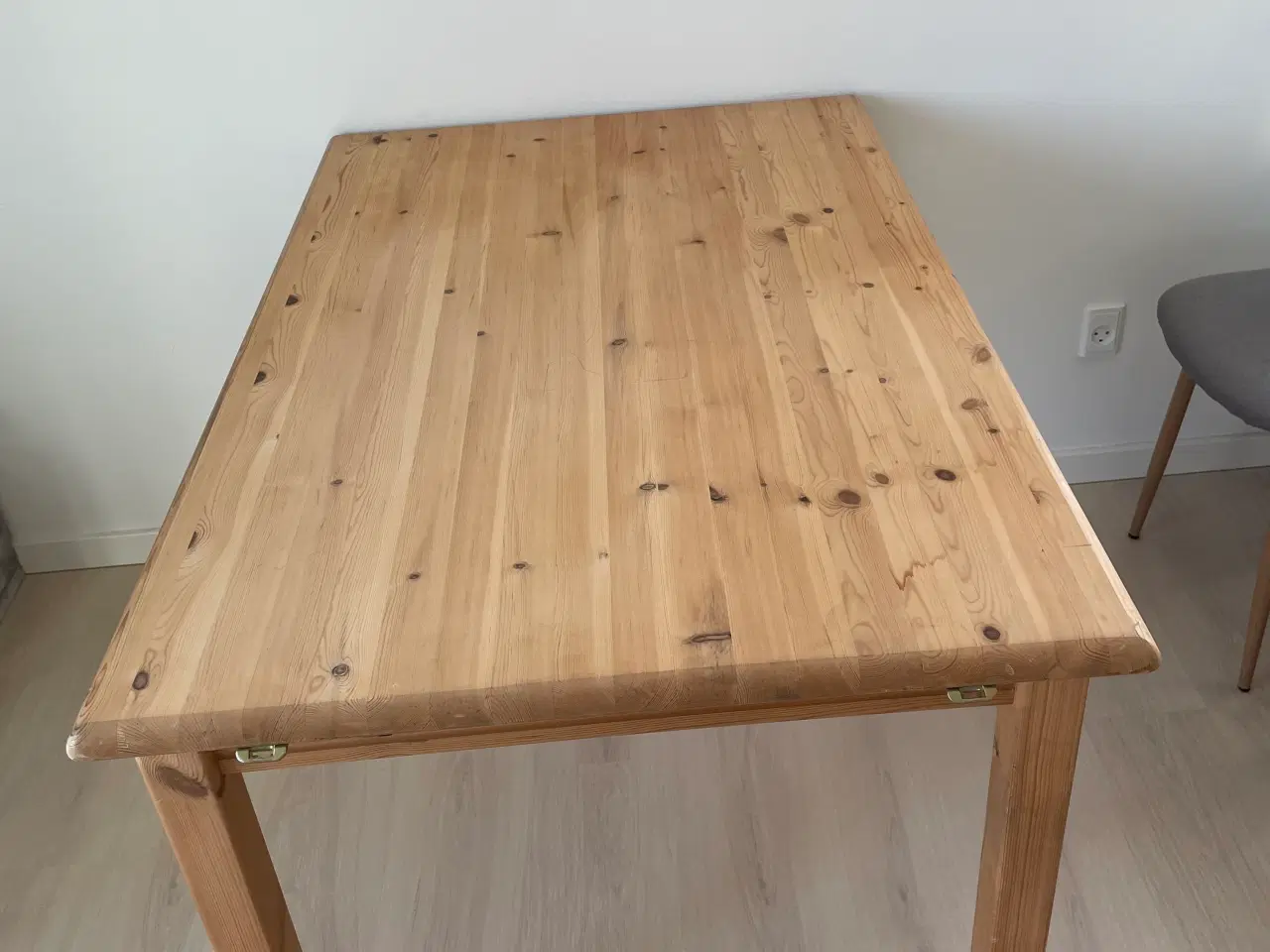 Billede 2 - Spisebord + 4 stole