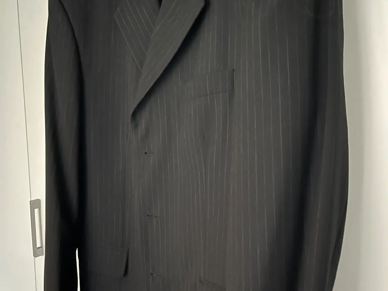 Billede 7 - Nålestribet jakkesæt str. 52