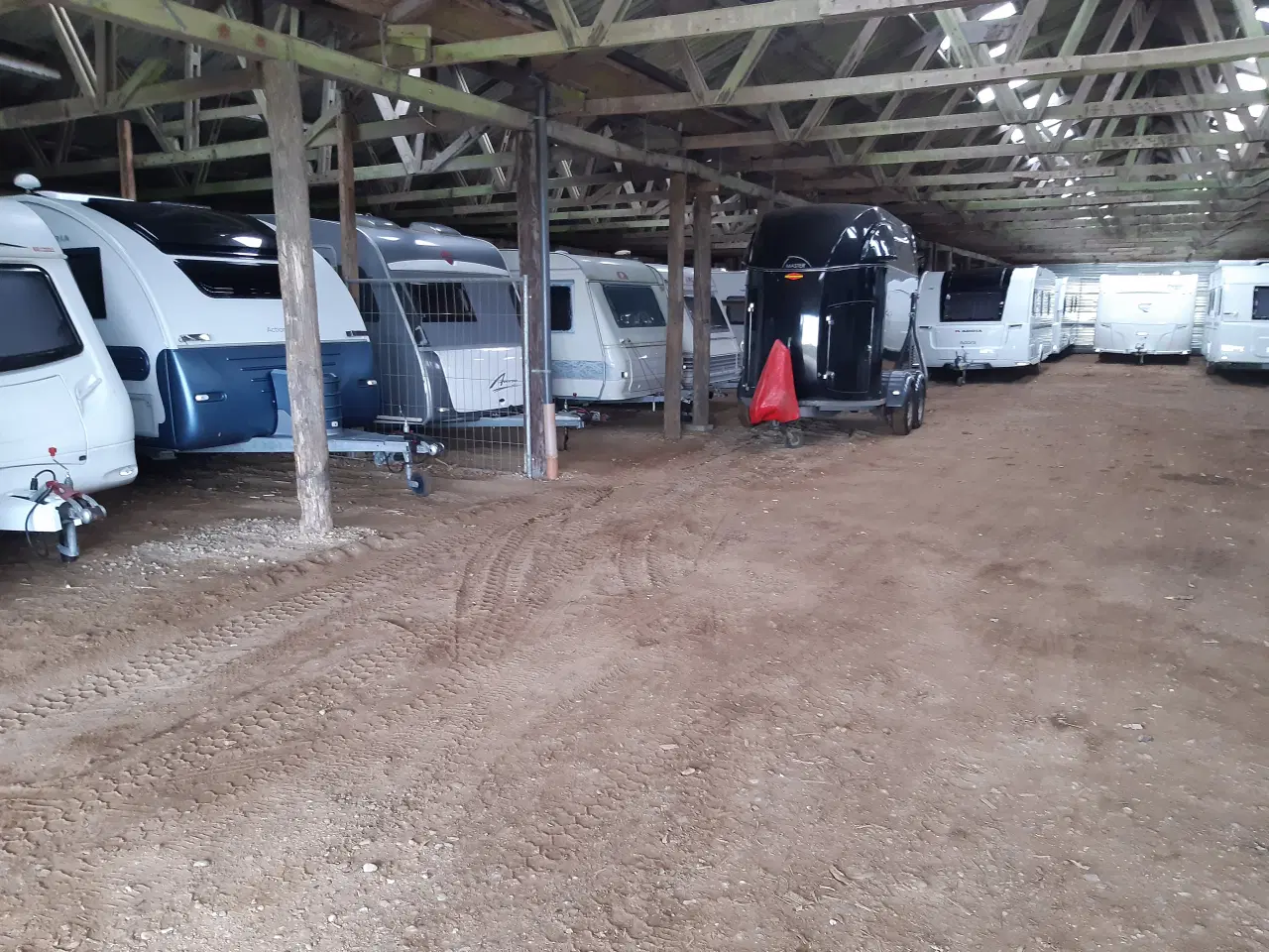 Billede 4 - Opbevaring af campingvogn bil og båd i Ribe.