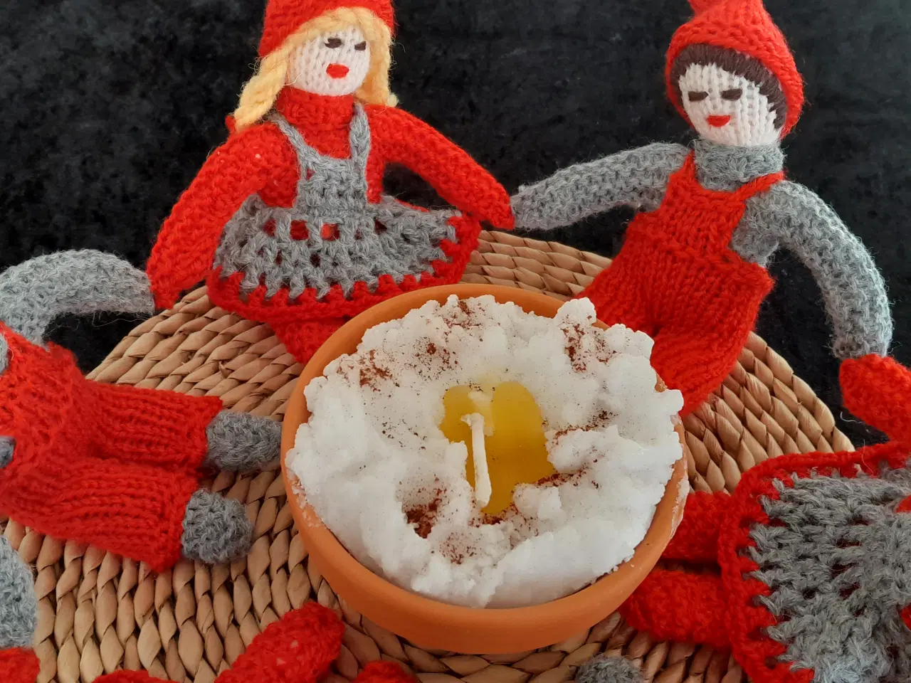 Billede 4 - Nisser rundt om risengrød