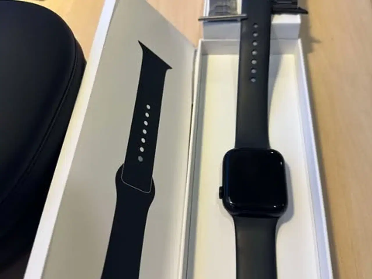 Billede 3 - Apple Watch Serie 9, 45mm + original rem + 2 rem.