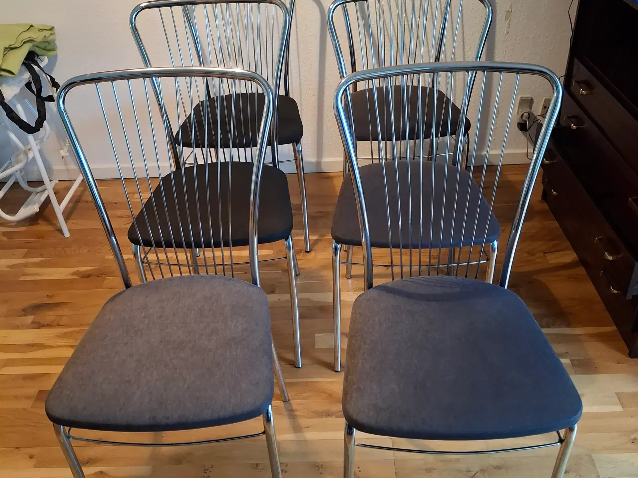 Billede 1 - Spisebordsstole i metal med brunligt polstret sæde