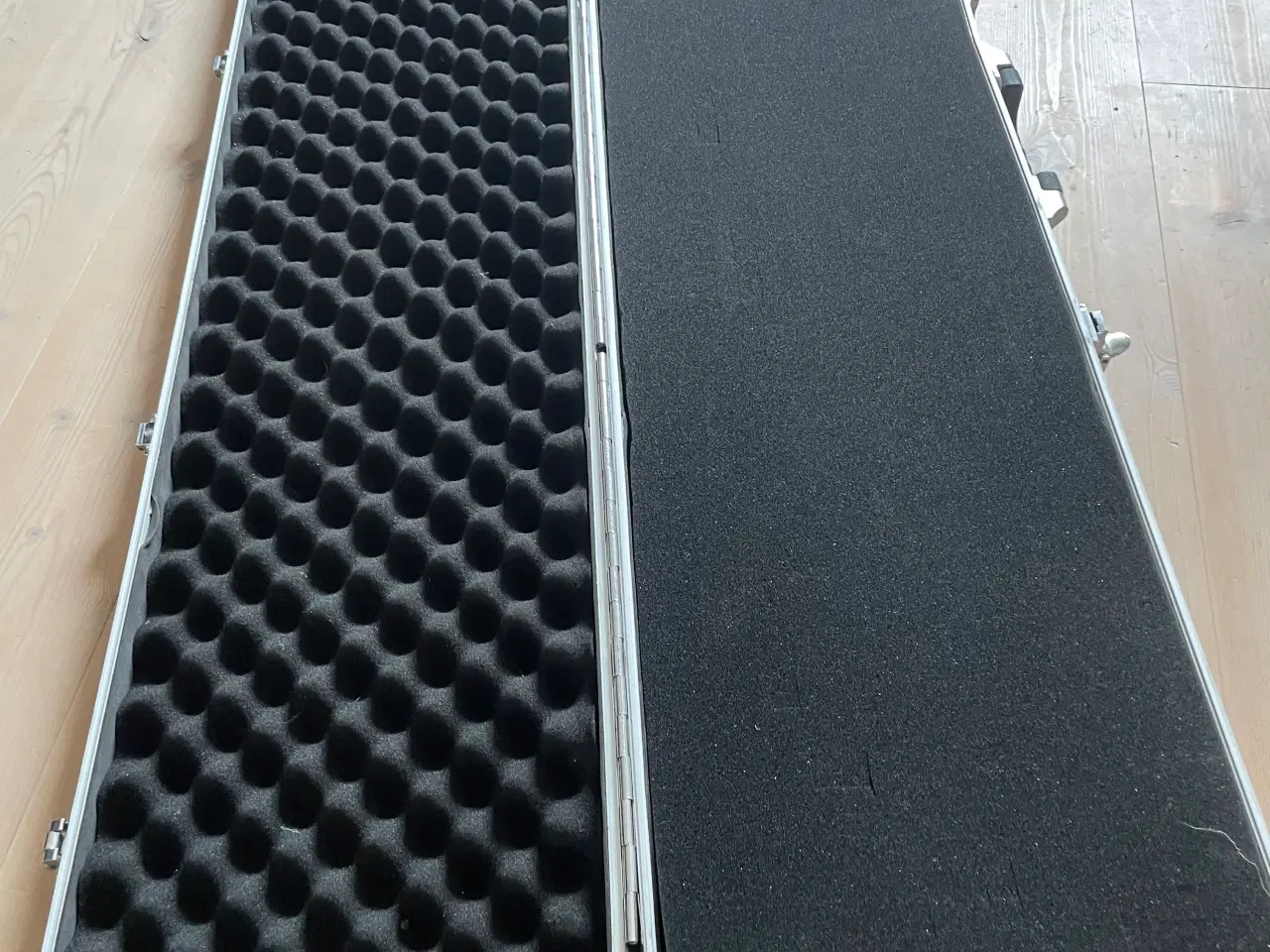 Billede 2 - Riffelkuffert med hjul i aluminium/flygodkendt