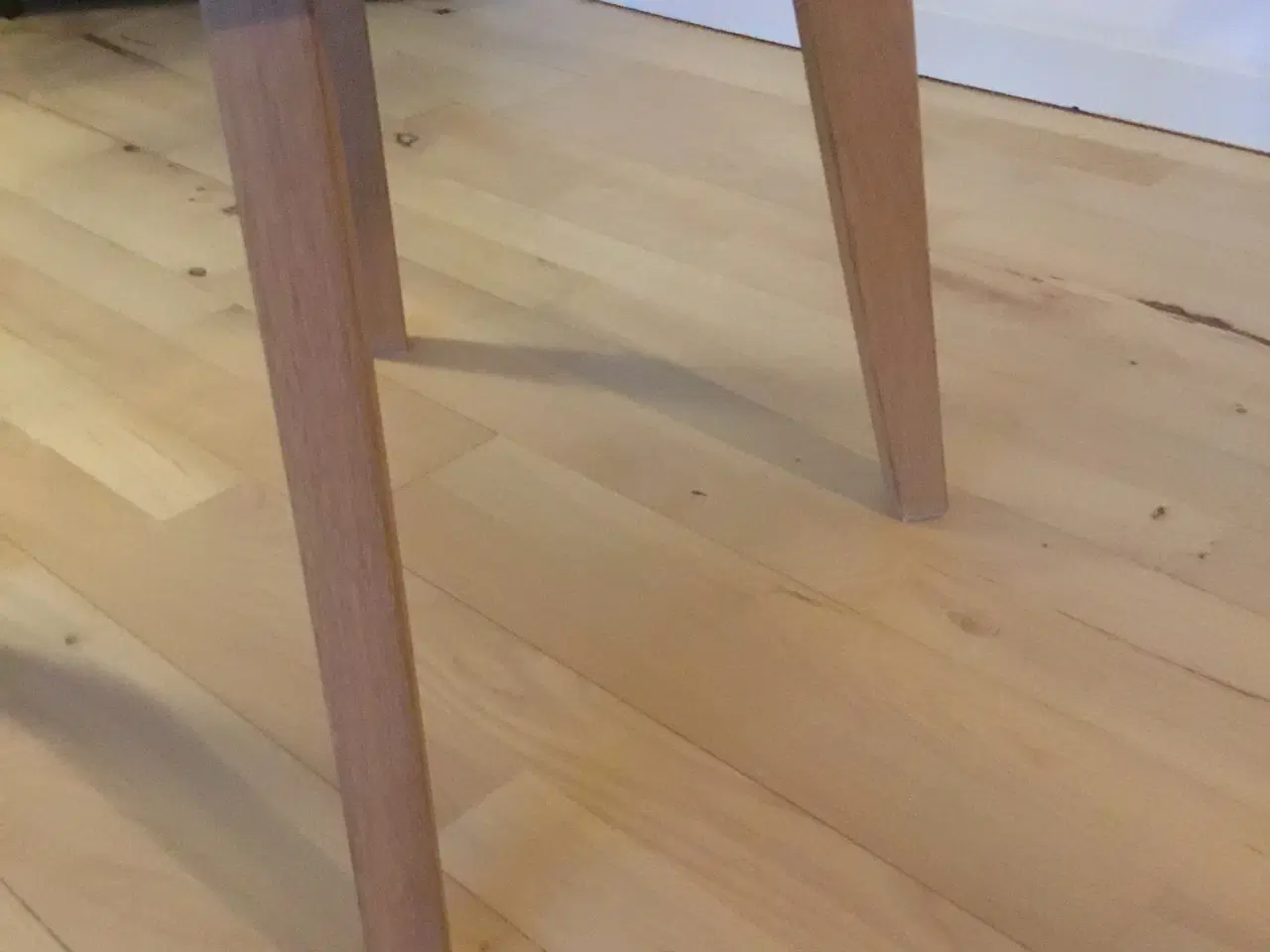 Billede 2 - Lille rundt bord med egetræsben