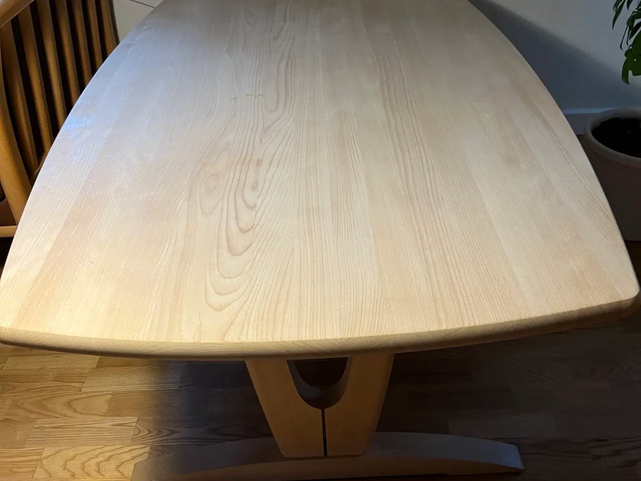 Billede 6 - Bord med 6 stole + sofabordet.