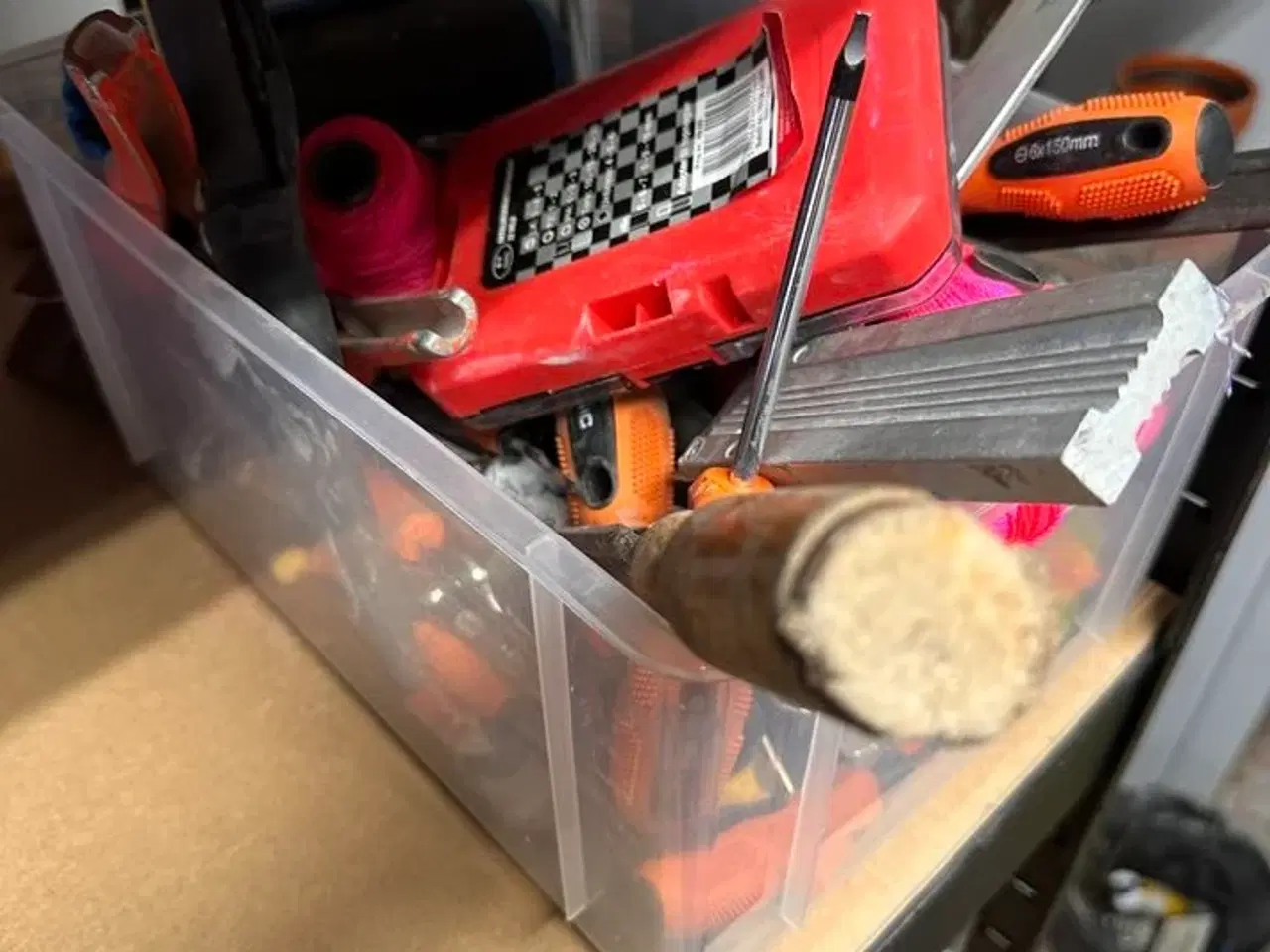 Billede 8 - Indhold på reoler af diverse håndværktøj, sikkerhedsdragter mv.