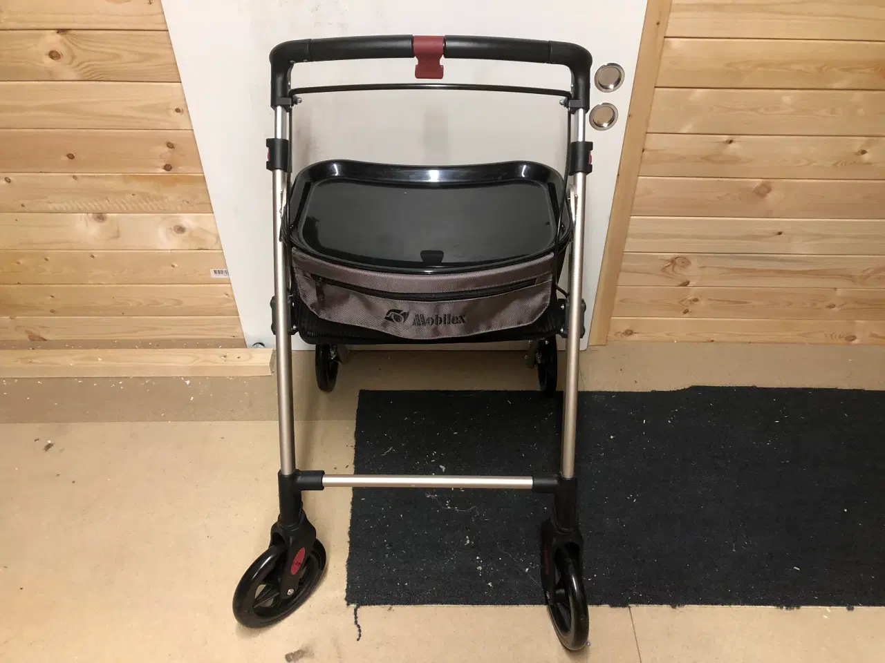 Billede 1 - Fin fin næsten ny inde rollator. Nypris 1800 kr.