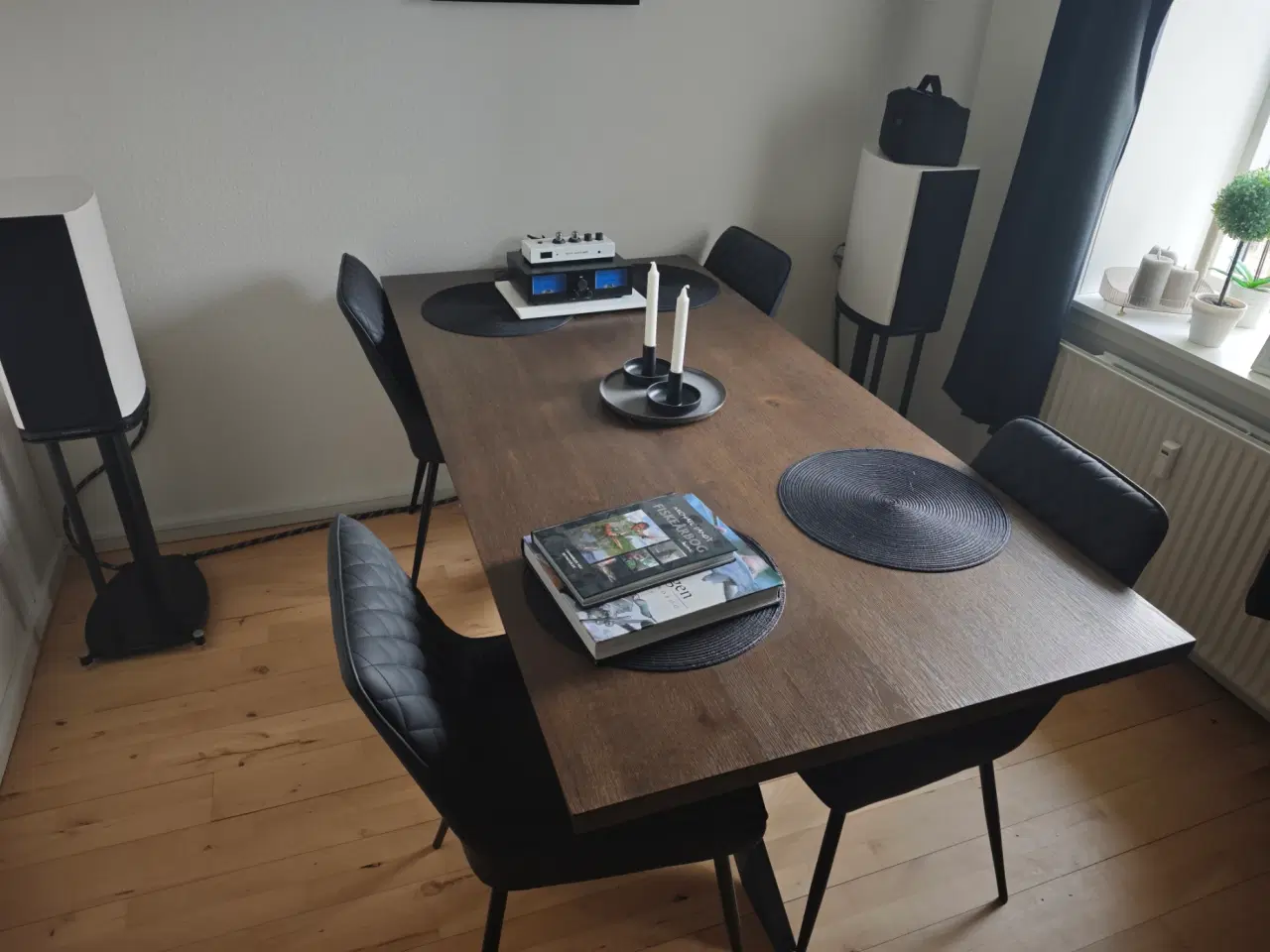 Billede 1 - Spisebord i fineret egetræ med 4x stole ( nyt )