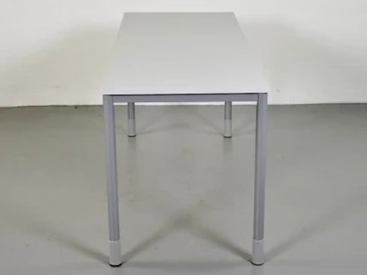 Billede 2 - Kinnarps skrivebord med hvid plade på grå ben