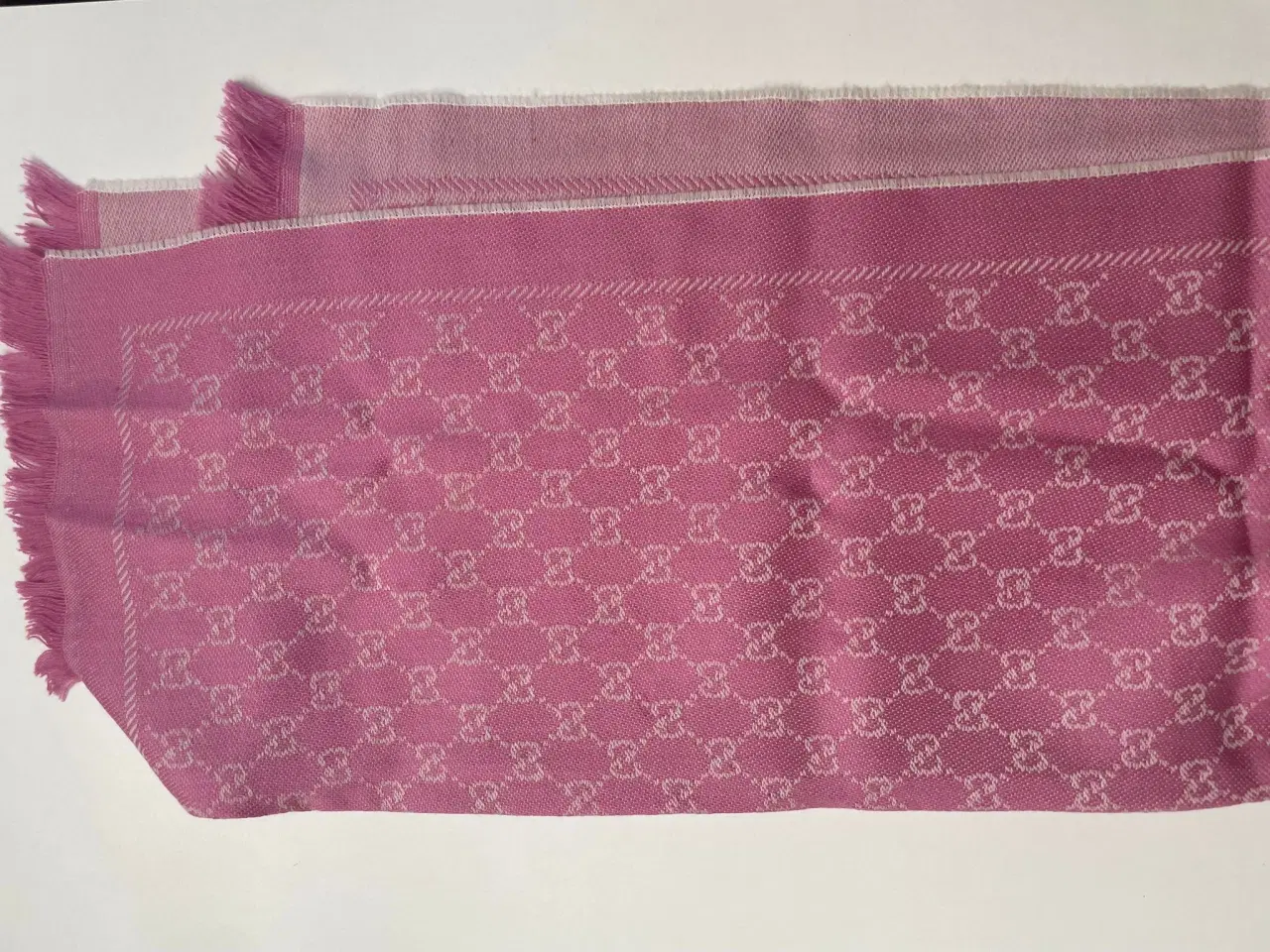 Billede 4 - Gucci tørklæde - kun brugt 2-3 gange - 48x180 cm.
