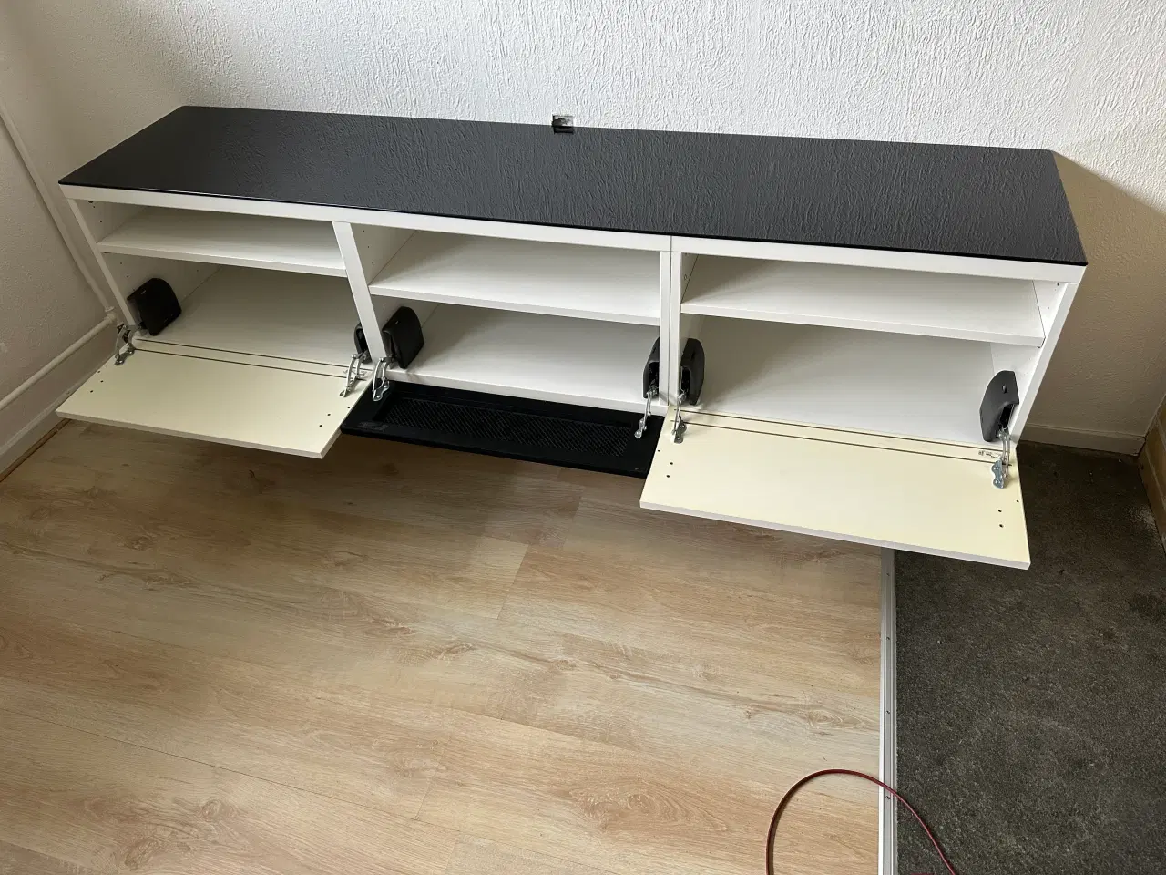 Billede 3 - BESTÅ TV-bord fra IKEA sælges