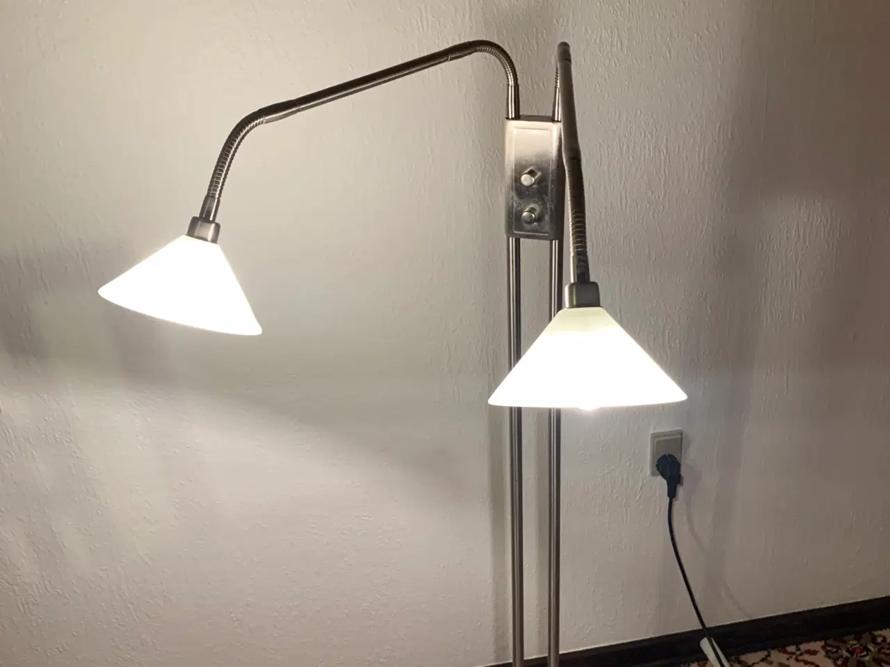 Billede 3 - gulvlampe med 2 arme