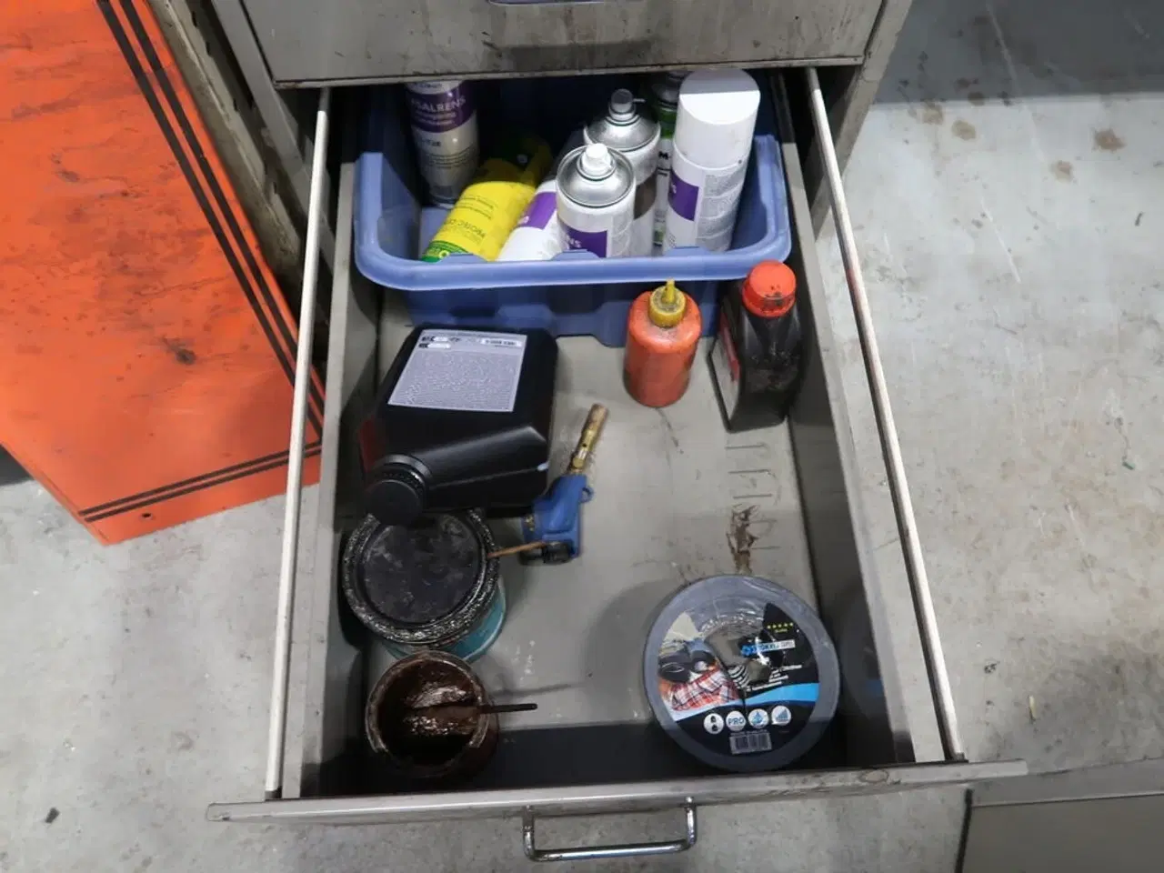 Billede 3 - Stålskab med indhold