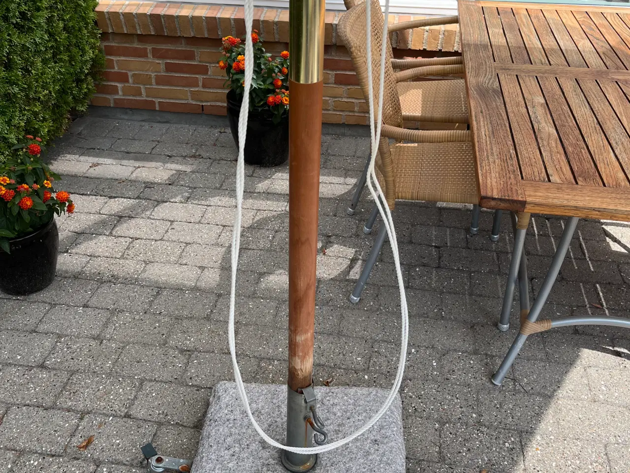 Billede 2 - Haveparasol stor 3,0 meter med stor fod
