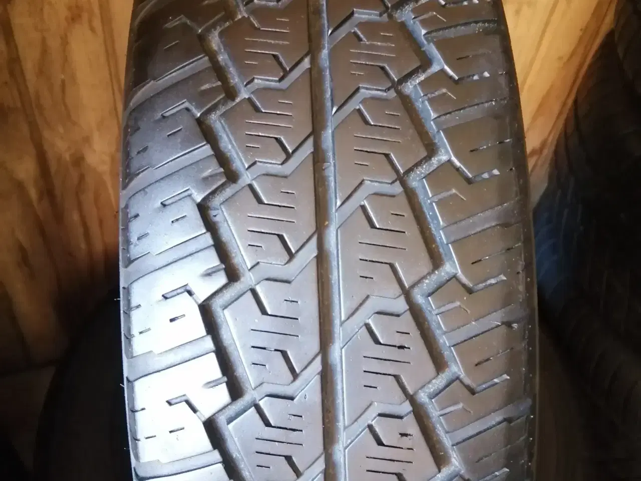 Billede 3 - Vinterdæk til varebil 215-70-15 Hankook 6 mm,