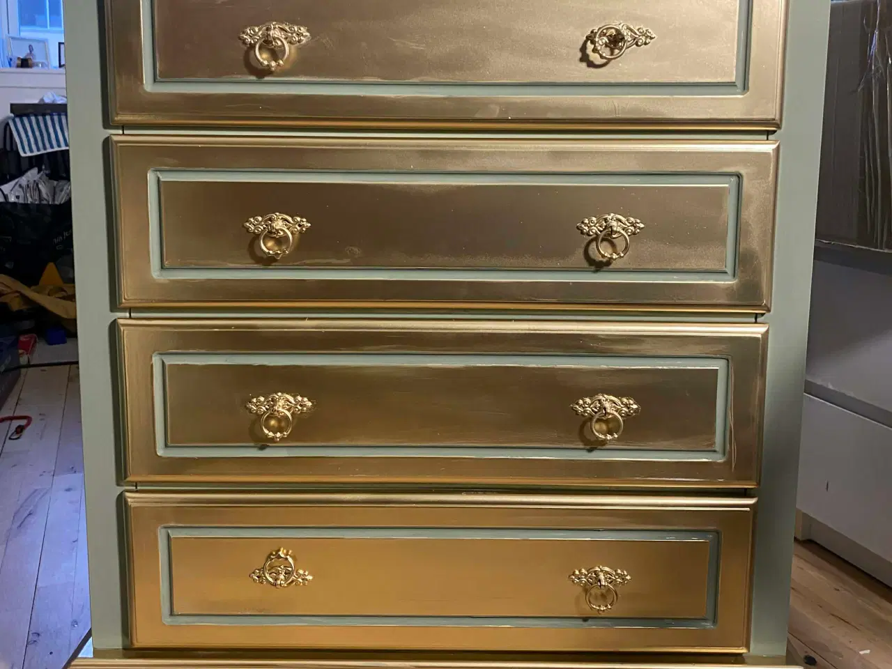 Billede 2 - Nyistandsat robust kommode i grøn og guld