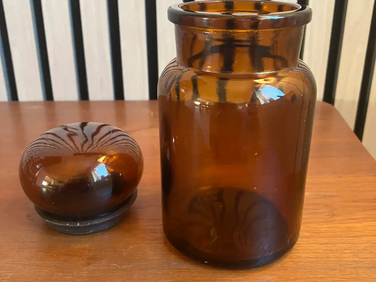 Billede 3 - Apotekerglas fra 1970'erne i brunt glas med låg.